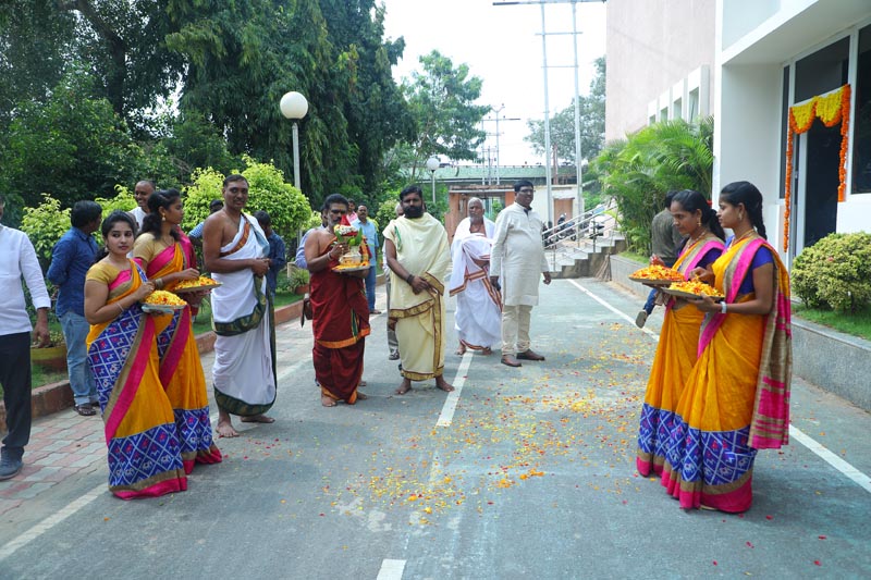 Sri Mulugu Ramalingeshwara Varaprasad Siddhanti was honoured with Jyotishyasastra Vignana Visharadha at Tummalapalli Kalakshetram, Vijayawada (56)